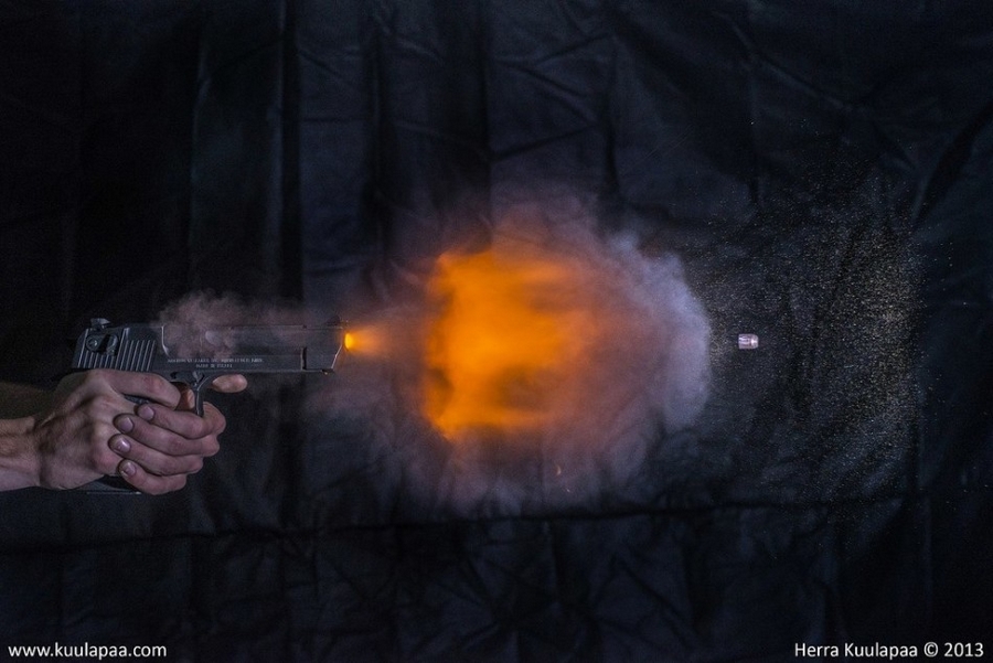 Фото знаменитых пистолетов в момент выстрела