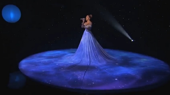 Необыкновенные спецэффекты с выступления Дженнифер Лопес на телешоу American Idol
