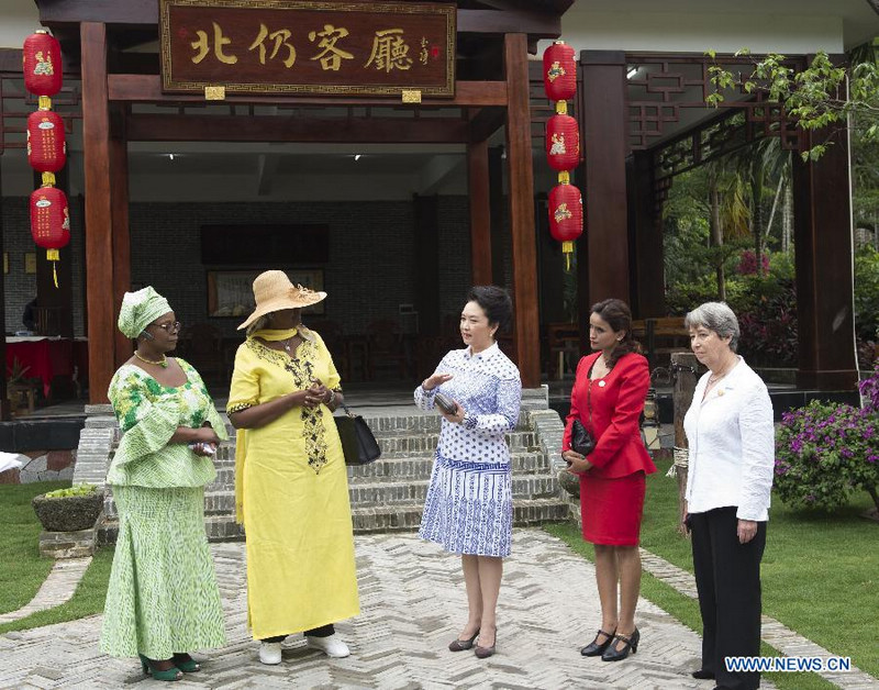 Пэн Лиюань пригласила жен лидеров, прибывших для участия в БАФ, на экскурсию