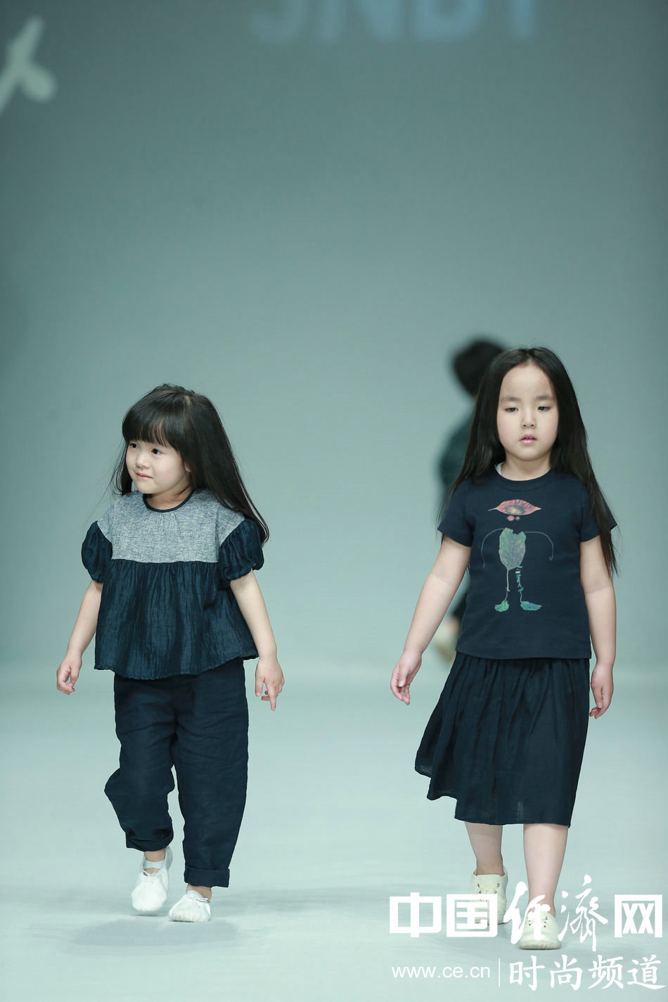 Маленькие модели на Неделе моды в Пекине