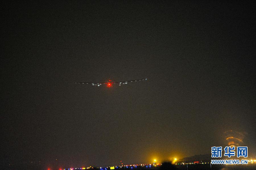 Самый большой самолет на солнечных батареях приземлился в китайском Чунцине