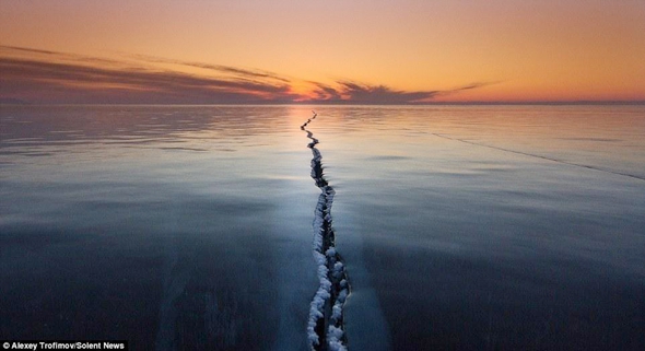 Трескающийся лед на озере Байкал