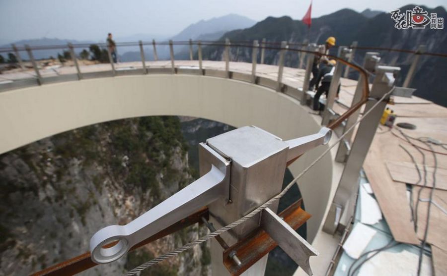Самый длинный в мире стеклянный мост над ущельем 
