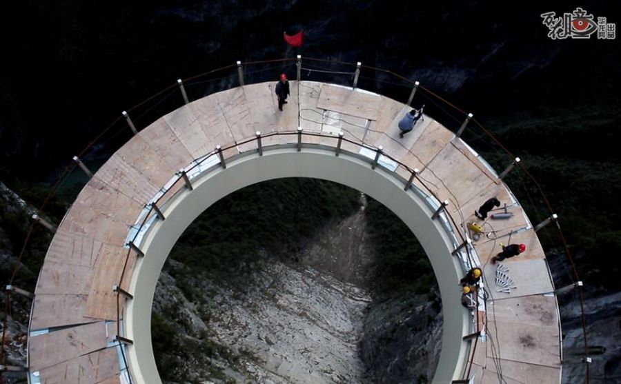 Самый длинный в мире стеклянный мост над ущельем 