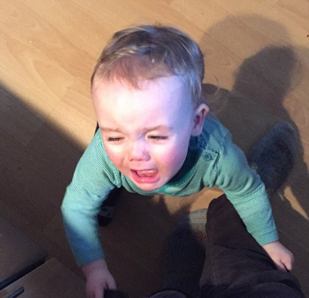 Иностранные родители загрузили в сеть фото своих плачущих детей