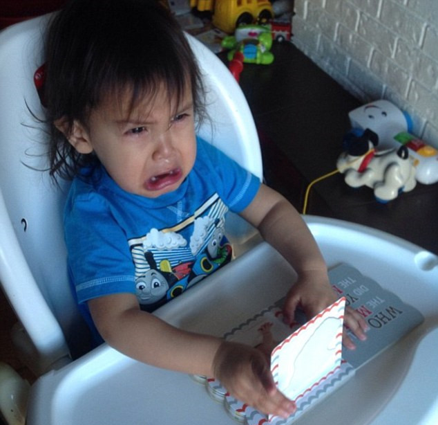 Иностранные родители загрузили в сеть фото своих плачущих детей