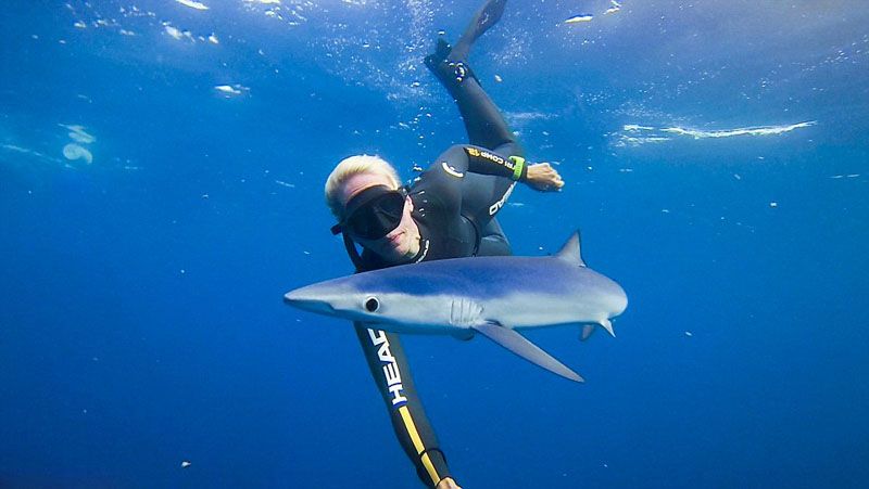 Селфи американских женщин-водолазов с морскими животными