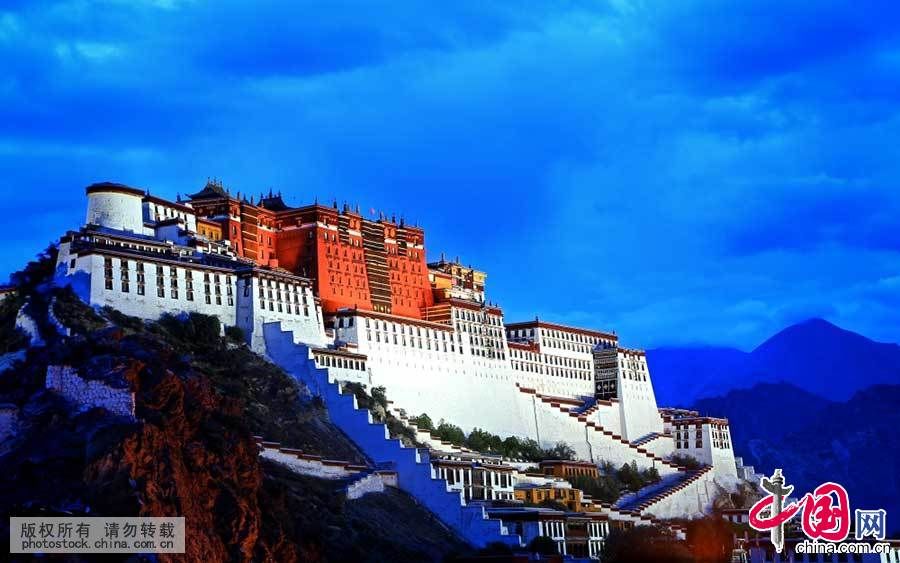 Великолепный дворец Потала в Тибете