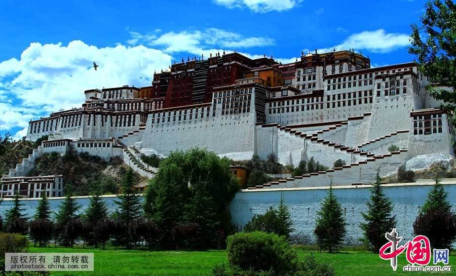Великолепный дворец Потала в Тибете