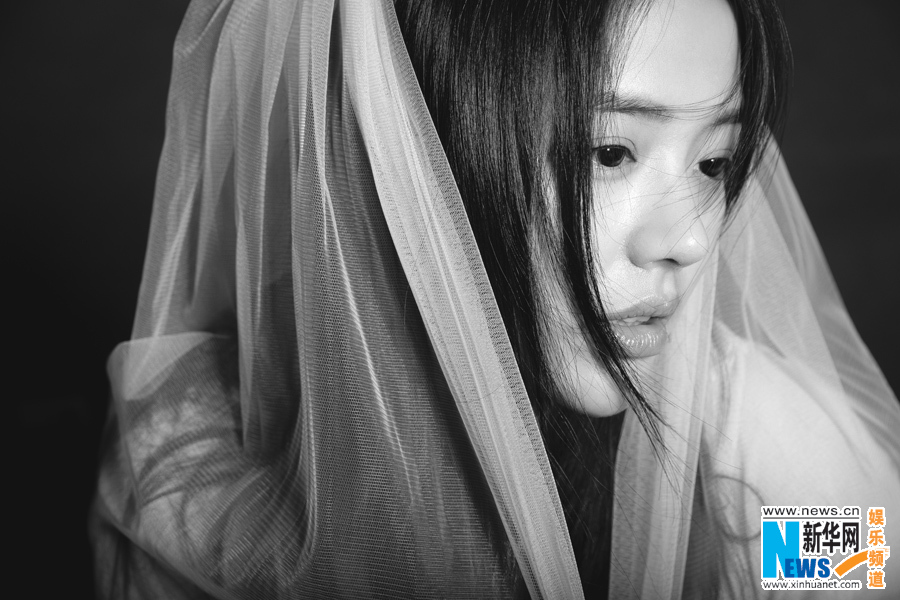 Очаровательная актриса Ма Сычунь на черно-белых фотографиях