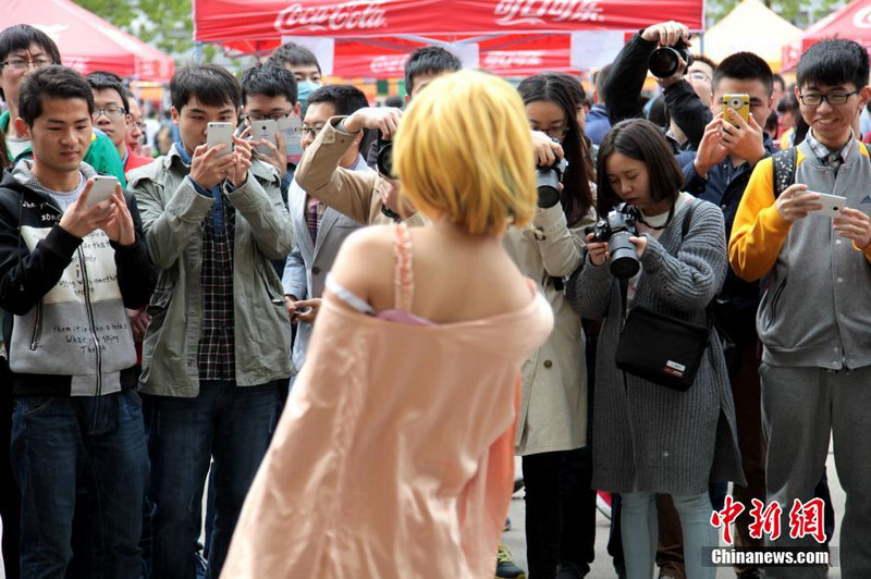 Сотни любителей косплей собрались в городе Сиань
