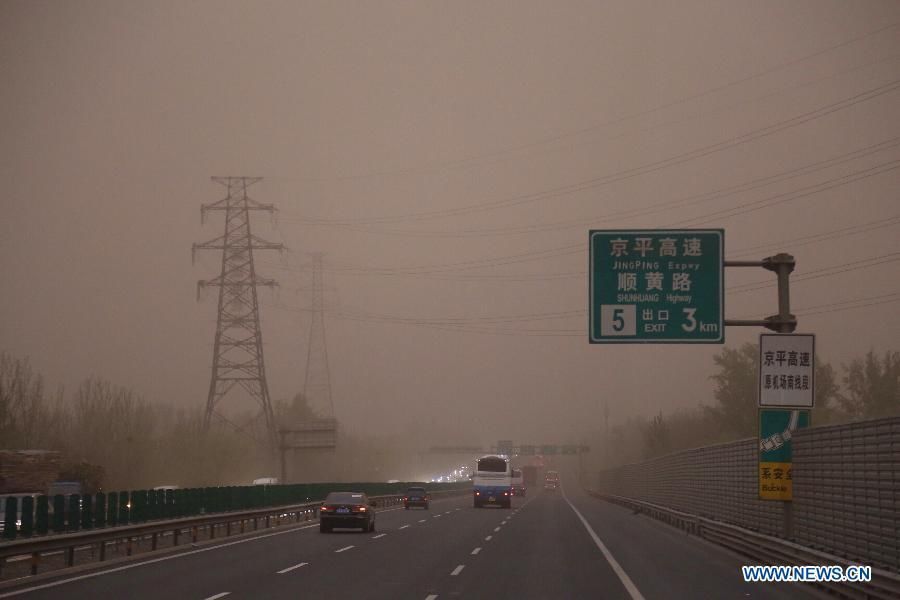 В Пекине произошла первая за 13 лет песчаная буря, сила ветра составила 9 баллов
