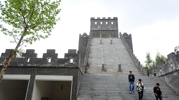 На территории кампуса одного из вузов г.Ухань построили «Великую стену»