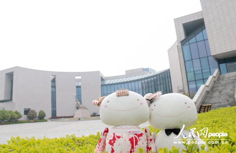 Куклы на весенней прогулке по кампусу Китайского горного университета