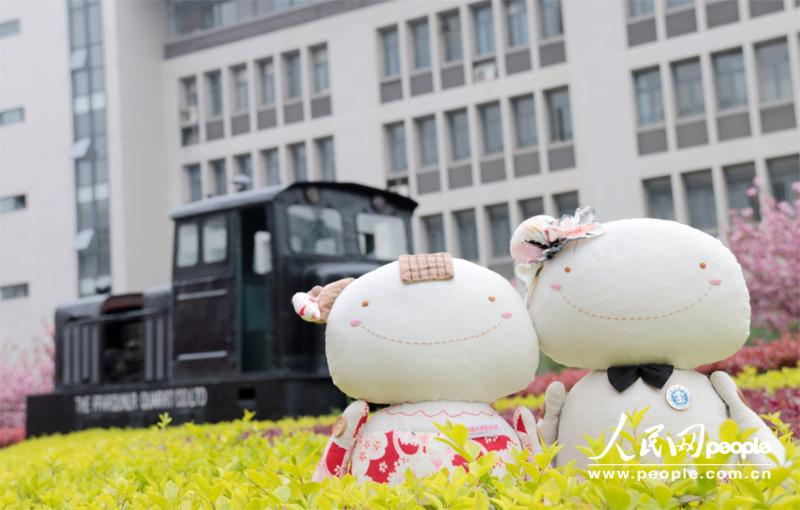 Куклы на весенней прогулке по кампусу Китайского горного университета
