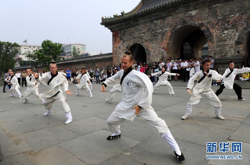 Среди иностранцев все больше растет увлечение китайской культурой