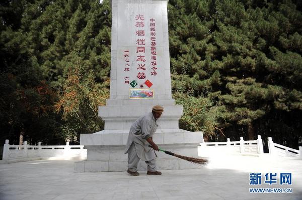 Пакистанский старик 37 лет охраняет кладбище павших китайских борцов