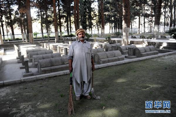 Пакистанский старик 37 лет охраняет кладбище павших китайских борцов