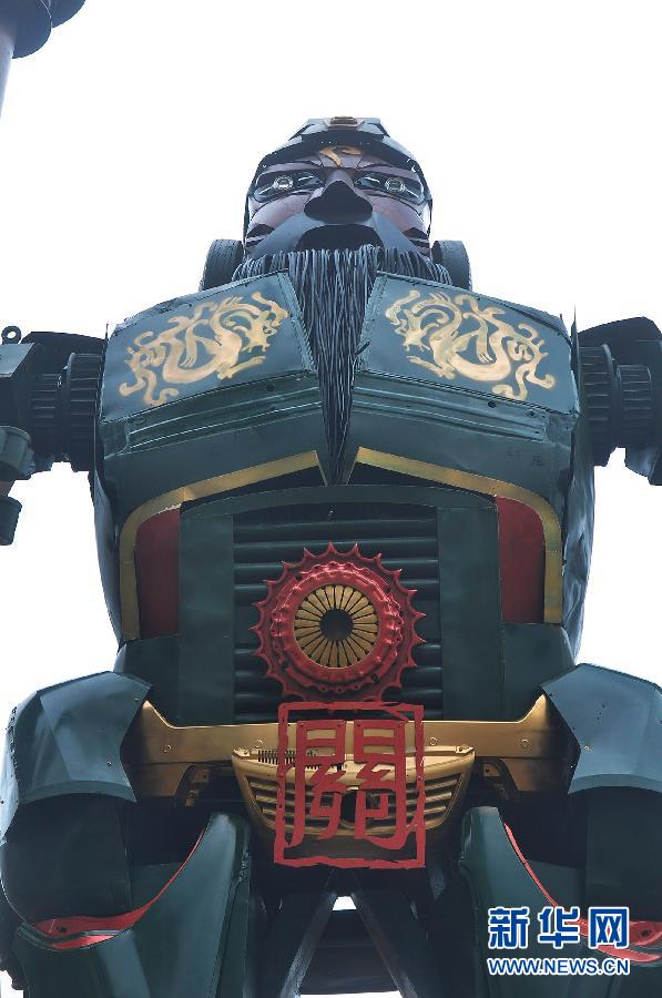 Этого огромного железного «Гуань Юя» высотой 9,8 метров и весом около 10 тонн собрали из ненужных автозапчастей за 7 месяцев трое местных авторемонтников. 