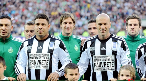 Звезды футбола на благотворительном матче под лозунгом борьбы с бедностью
