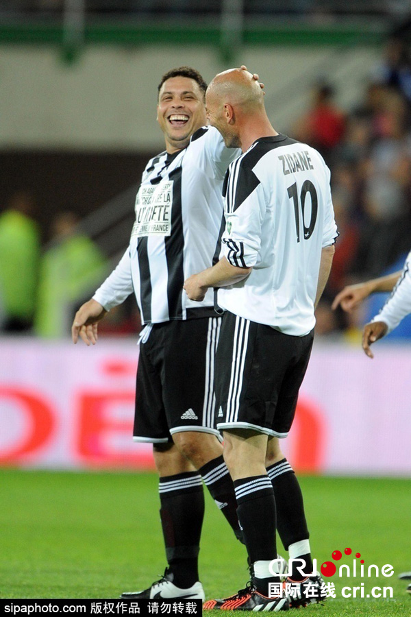 Звезды футбола на благотворительном матче под лозунгом борьбы с бедностью