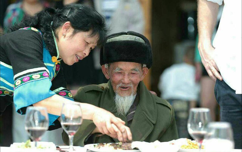 92-летний китаец наслаждается итальянским стейком