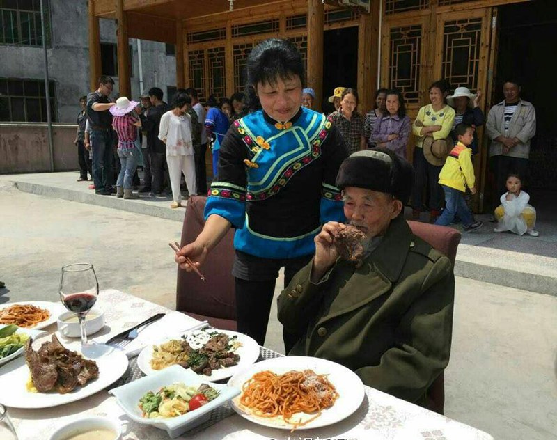 92-летний китаец наслаждается итальянским стейком