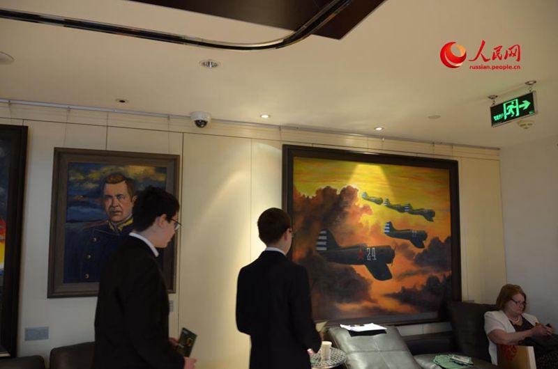 Китайский художник Гао Чанбао посвятил выставку своих картин советским летчикам-добровольцам