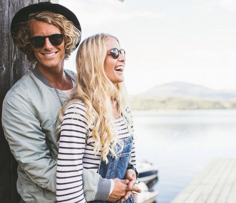 В Интернете стала популярной серия туристических фотографий североевропейской супружеской пары 