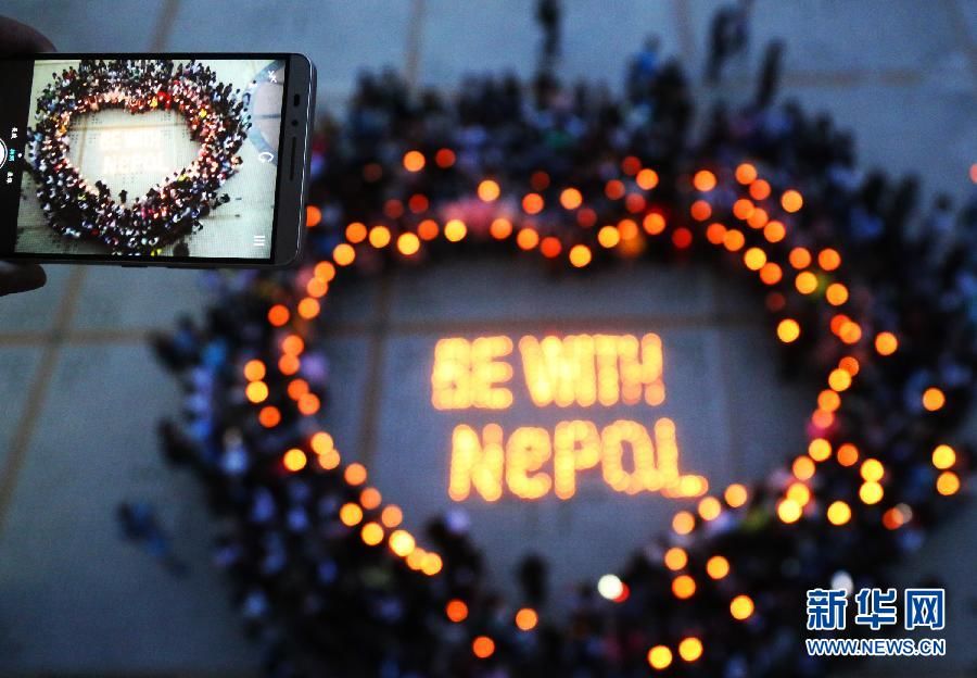 Студенты провинции Хунань помолились о благополучии пострадавших во время землетрясения в Непале 