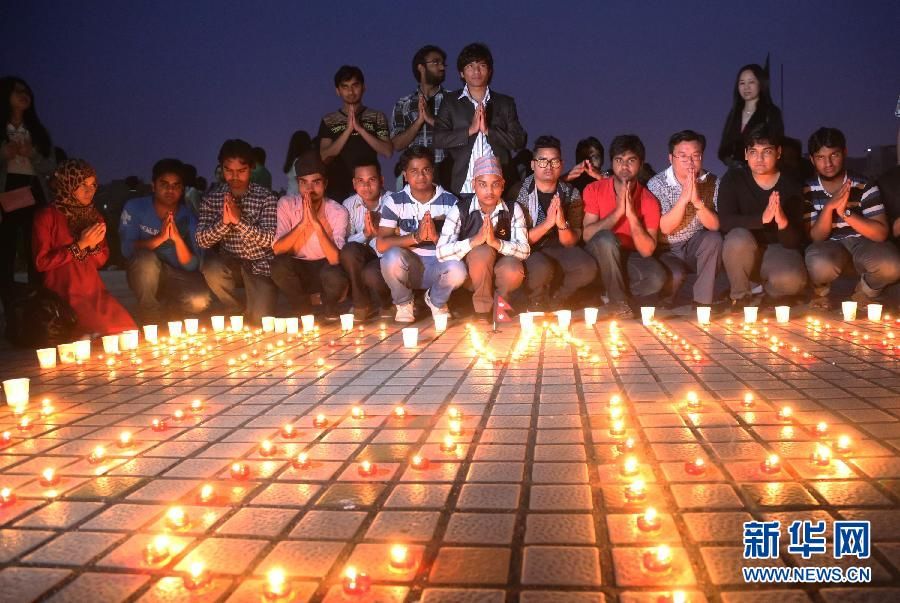 Студенты провинции Хунань помолились о благополучии пострадавших во время землетрясения в Непале 