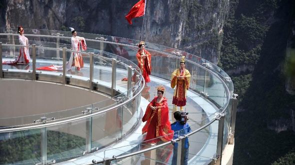 Самый длинный в мире стеклянный мост над ущельем открыт для туристов 