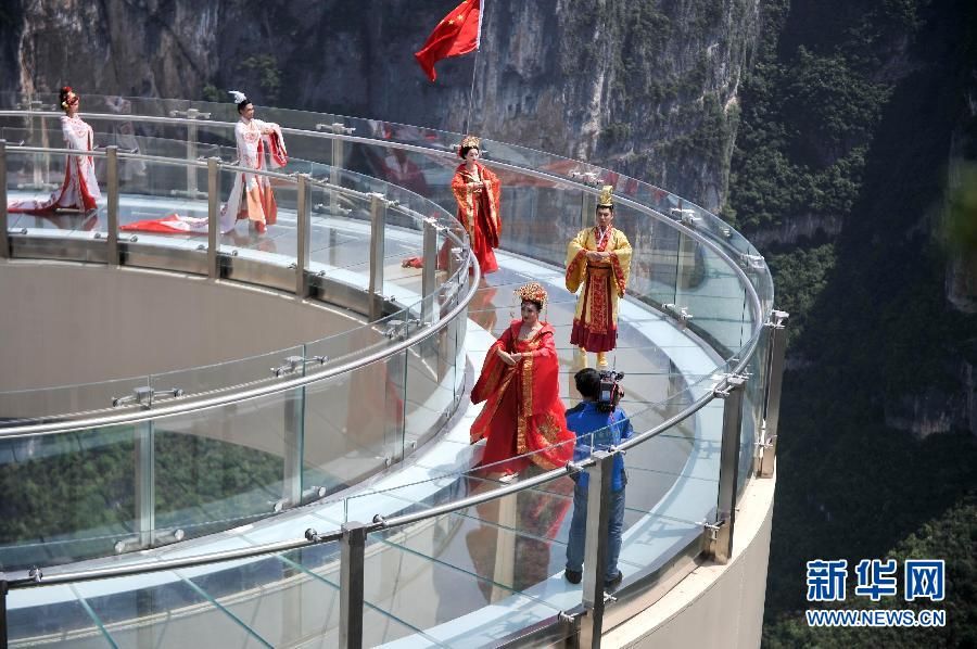 Самый длинный в мире стеклянный мост над ущельем открыт для туристов 