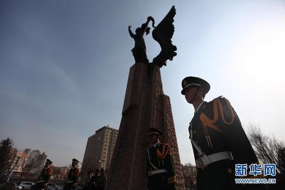 На границе с Россией члены семьей советских ветеранов почтили память павших героев в антифашистской войне