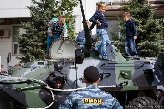 В первый школьный день российских детей учат, как использовать оружие