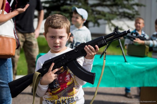 В первый школьный день российских детей учат, как использовать оружие