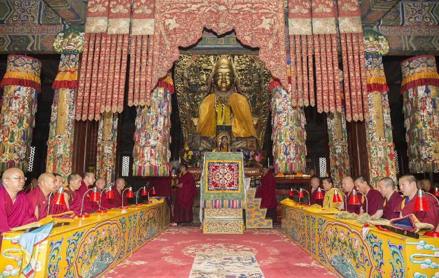 Панчен-лама 11-й отслужил в Пекине молебен о жертвах землетрясения в Непале и Тибете