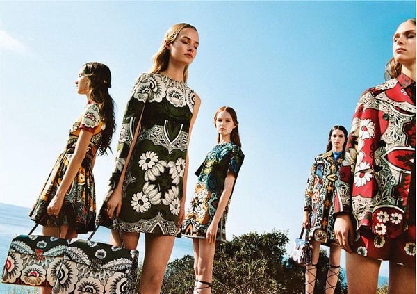 Рекламные афиши женской одежды от Valentino сезона весна-лето 2015