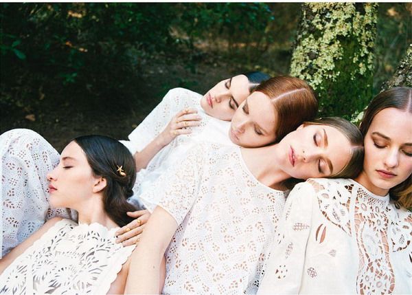 Рекламные афиши женской одежды от Valentino сезона весна-лето 2015