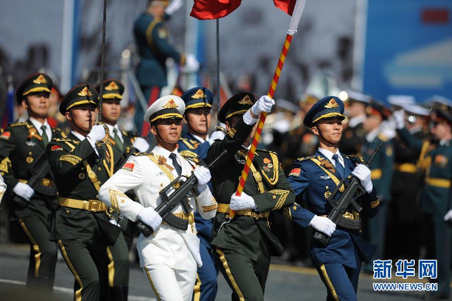 На фото: 7 мая, Москва, представители трех родов войск Народно-освободительной армии Китая стройными рядами шагают на репетиции.