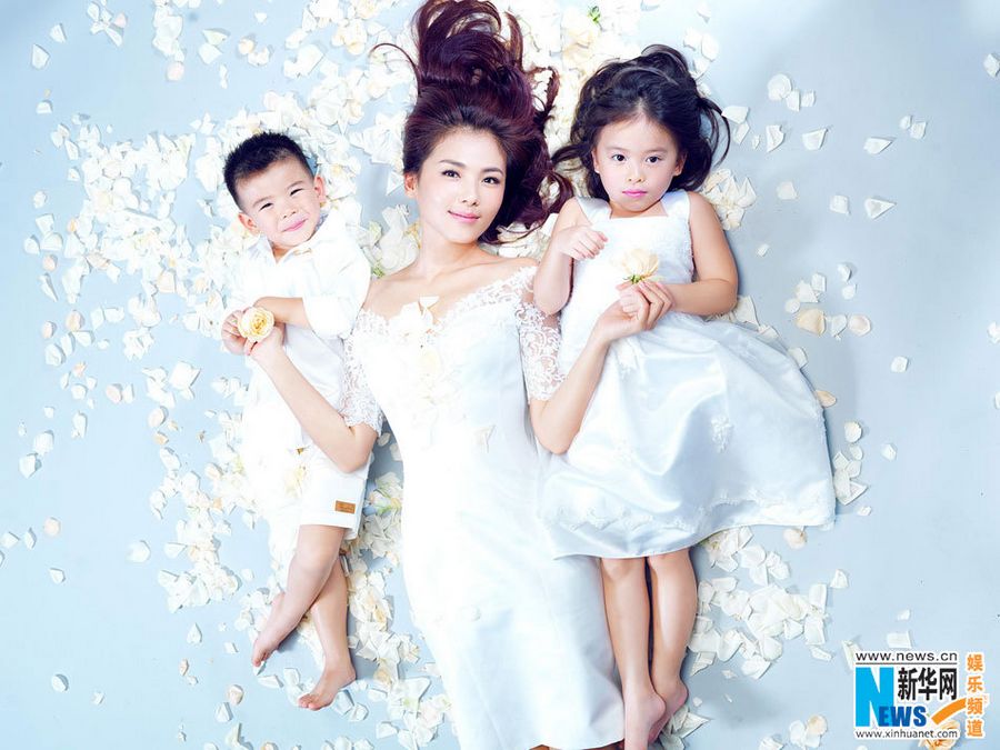 Нежные фотографии актрисы Лю Тао с детьми