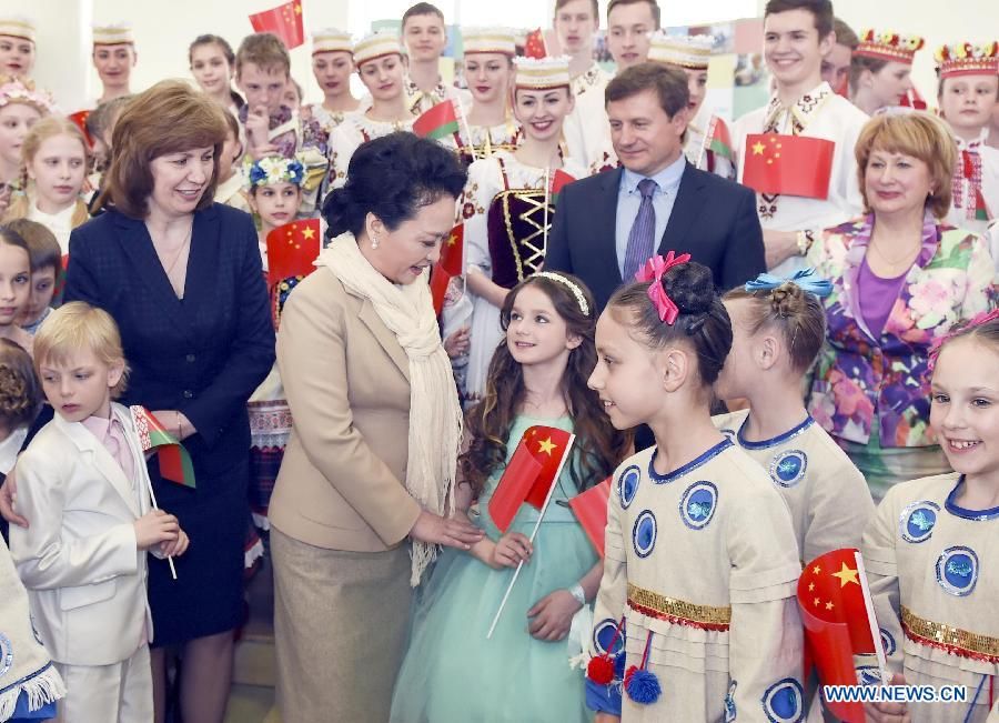 Пэн Лиюань посетила Детский и молодежный центр художественного творчества в Беларуси
