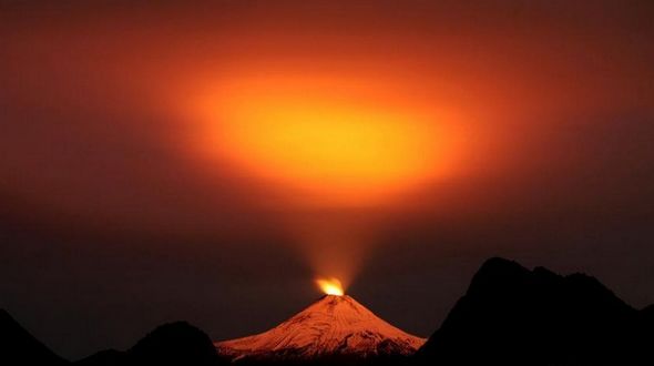 Ночное извержение чилийского вулкана Вильяррика