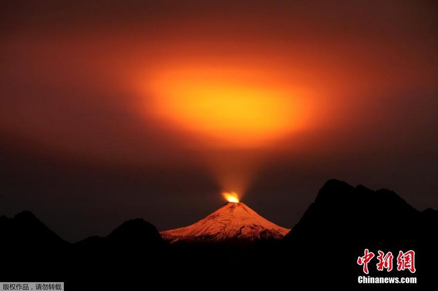 Ночное извержение чилийского вулкана Вильяррика