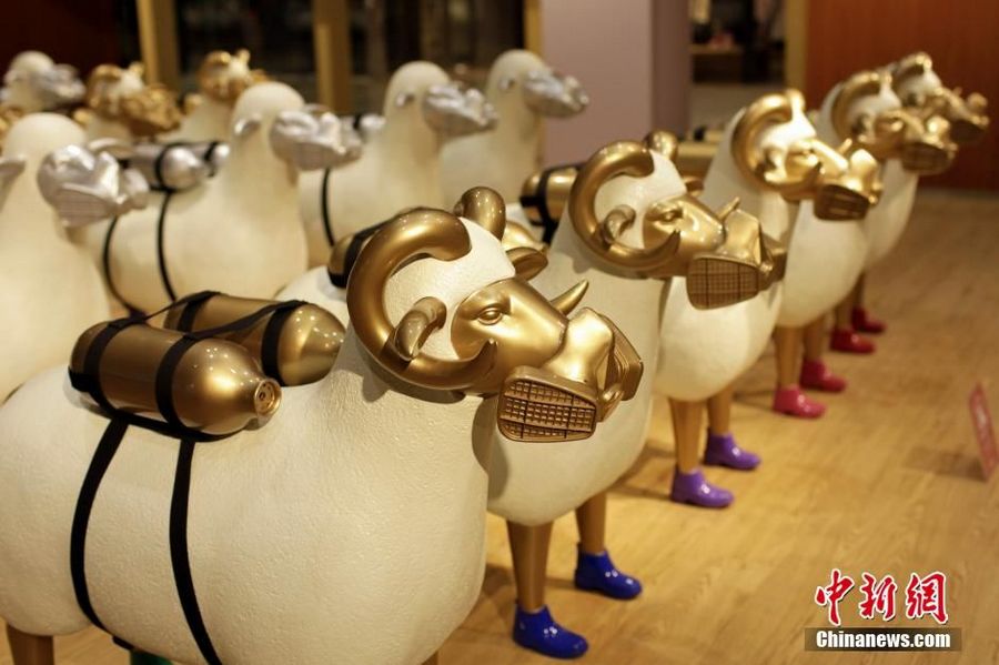 Скульптуры овец в противогазах были представлены в Пекине