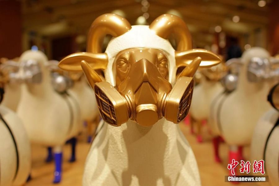 Скульптуры овец в противогазах были представлены в Пекине
