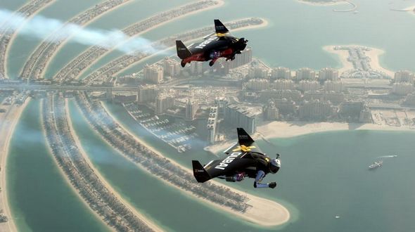 Пилоты с реактивными ранцами полетели над Дубаем