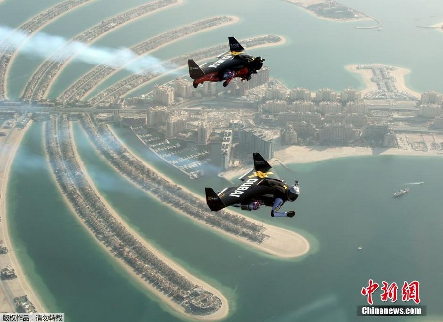 Пилоты с реактивными ранцами полетели над Дубаем