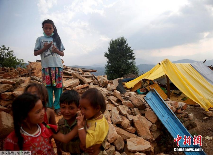 Фотосессия: в Непале после мощного землетрясения жизнь продолжается