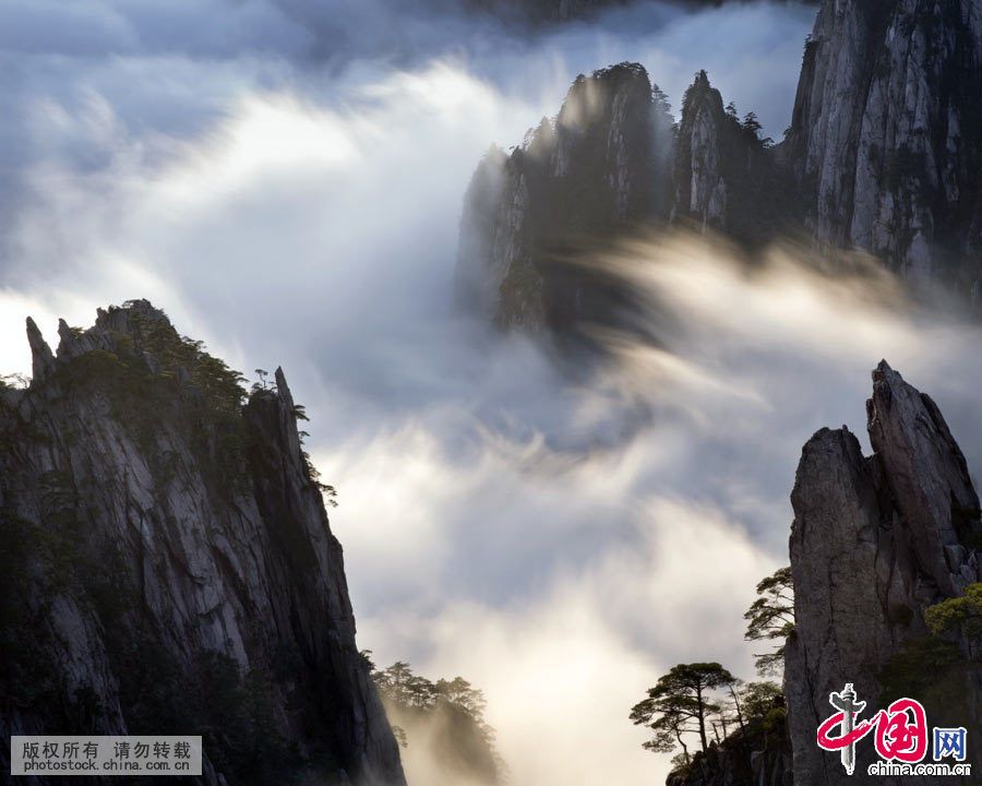 Величественное море облаков в горах Хуаншань после дождя